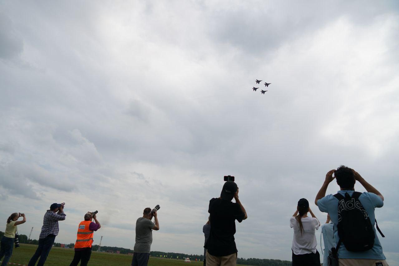 Фото В Новосибирске завершилось грандиозное авиашоу: завораживающие кадры самолётов и вертолётов в небе 30